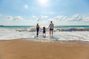 Familia disfrutando de la playa cercana a apartamentos Atlántico Resort