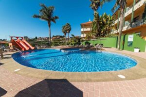 piscina apartamentos atlantico en Sanxenxo